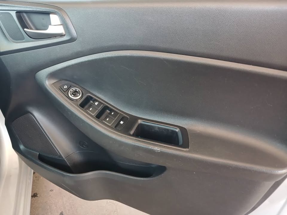 2017 HYUNDAI i20 1.4 FLUID Transmission: Automatic Mileage: 75000km Fueltype: Petrol Silver