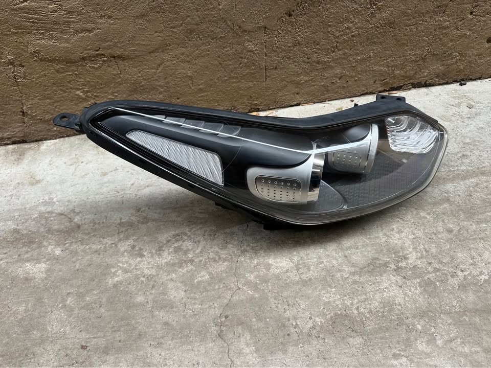 Kia sportage OEM Right side original headlight - Private Seller Kia sportage OEM Right side original headlight - Private Seller