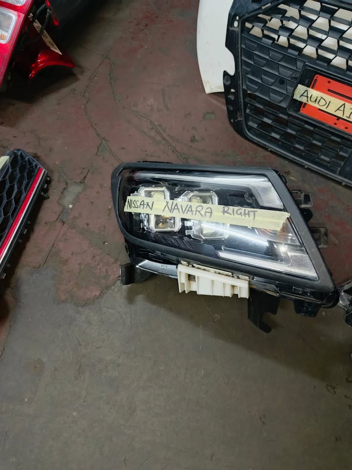 Nissan Navara Right Headlight - Private Seller Nissan Navara Right Headlight - Private Seller
