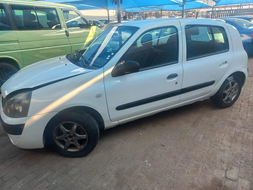 Renault clio stripping for spares - Private Seller