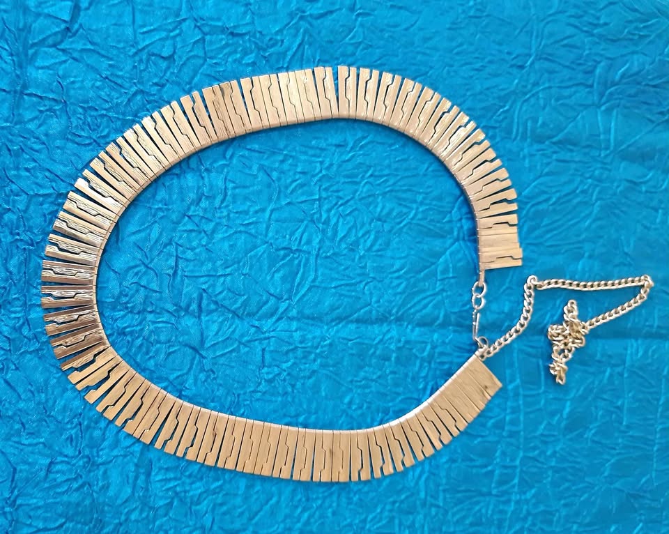 Vintage Necklace Textured Polish Goldtone Metal High-End Piece. Vintage Necklace Textured Polish Goldtone Metal High-End Piece.