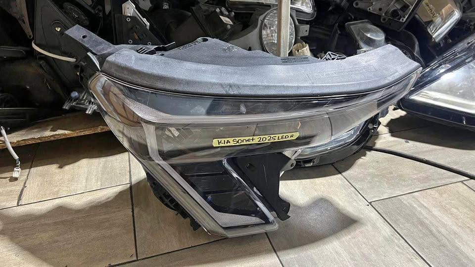 Kia Sonet LED headlight - Private Seller Kia Sonet LED headlight - Private Seller