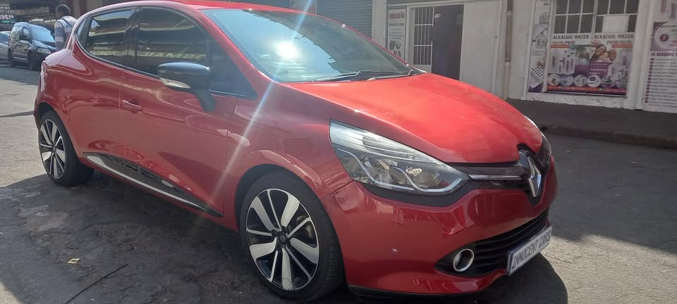 2012 MODEL RENULT CLIO 2.0 ENGINE.. MANUAL TRANMISSION.. MAROON COLOUR.. MILEAGE
