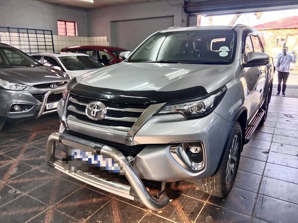 2020 Toyota Fortuner 2.8Gd6 4×2 7seater  Silver, Automatic, Diesel, Service book Reverse Camer