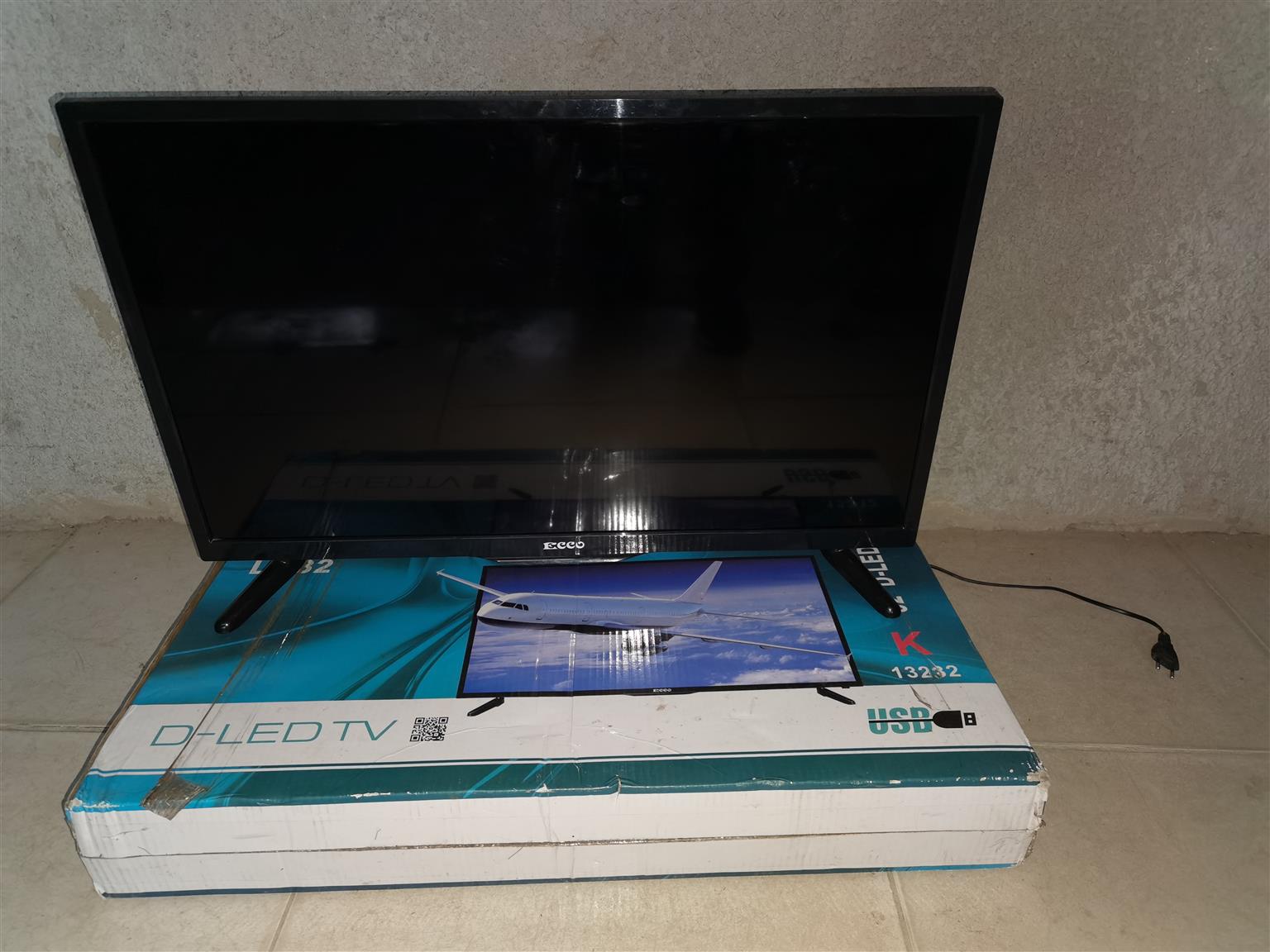 32 inch Ecco tv R1750 comes with wall mount 32 inch Ecco tv R1750 comes with wall mount