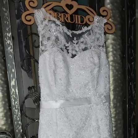 Beautiful size 34 wedding dress
