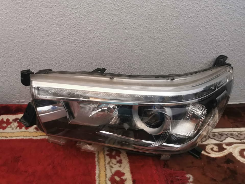 Toyota Hillux GD6 is a left xenon headlight - Private Seller Toyota Hillux GD6 is a left xenon headlight - Private Seller