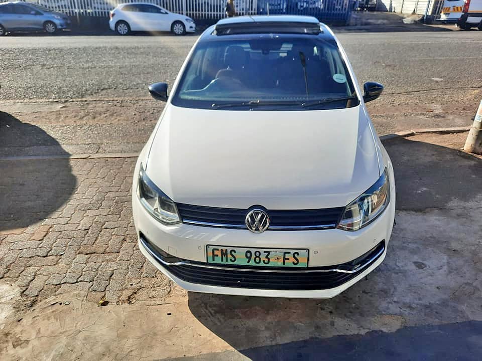 2014 Volkswagen polo 1.2 TSI DSG Automatic Sunroof Comfortline Hatchback with a Nice interior seat