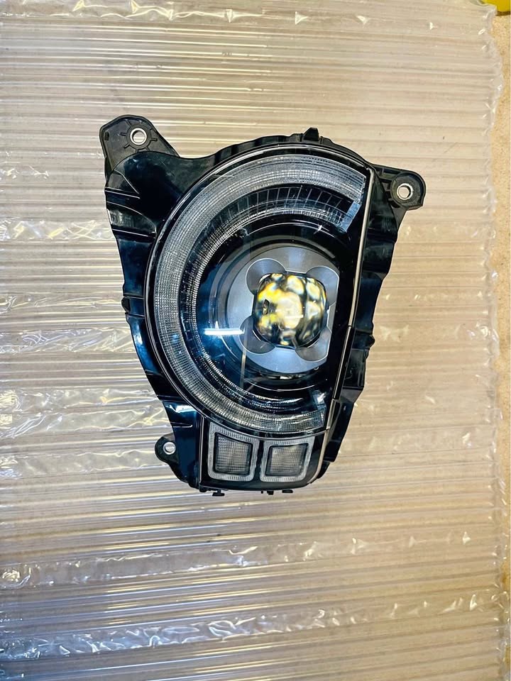 LAND ROVER DEFENDER FRONT HEADLIGHT - Private Seller LAND ROVER DEFENDER FRONT HEADLIGHT - Private Seller