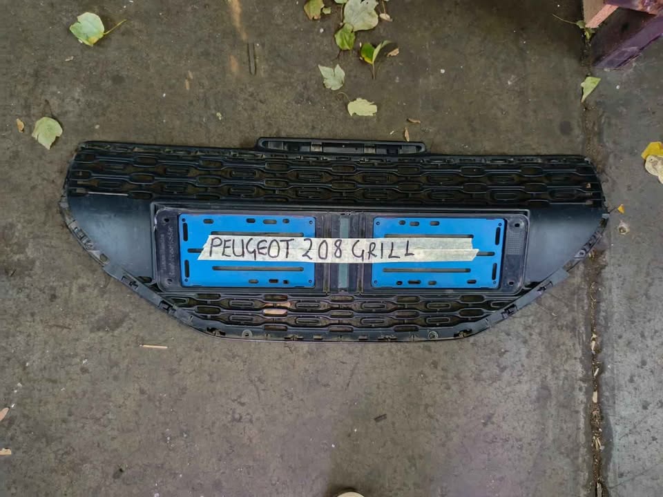 Peugeot 208 front grill - Private Seller Peugeot 208 front grill - Private Seller