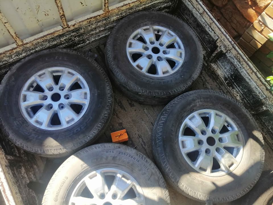 Ford Ranger 2015 rims with tyres - Private Seller