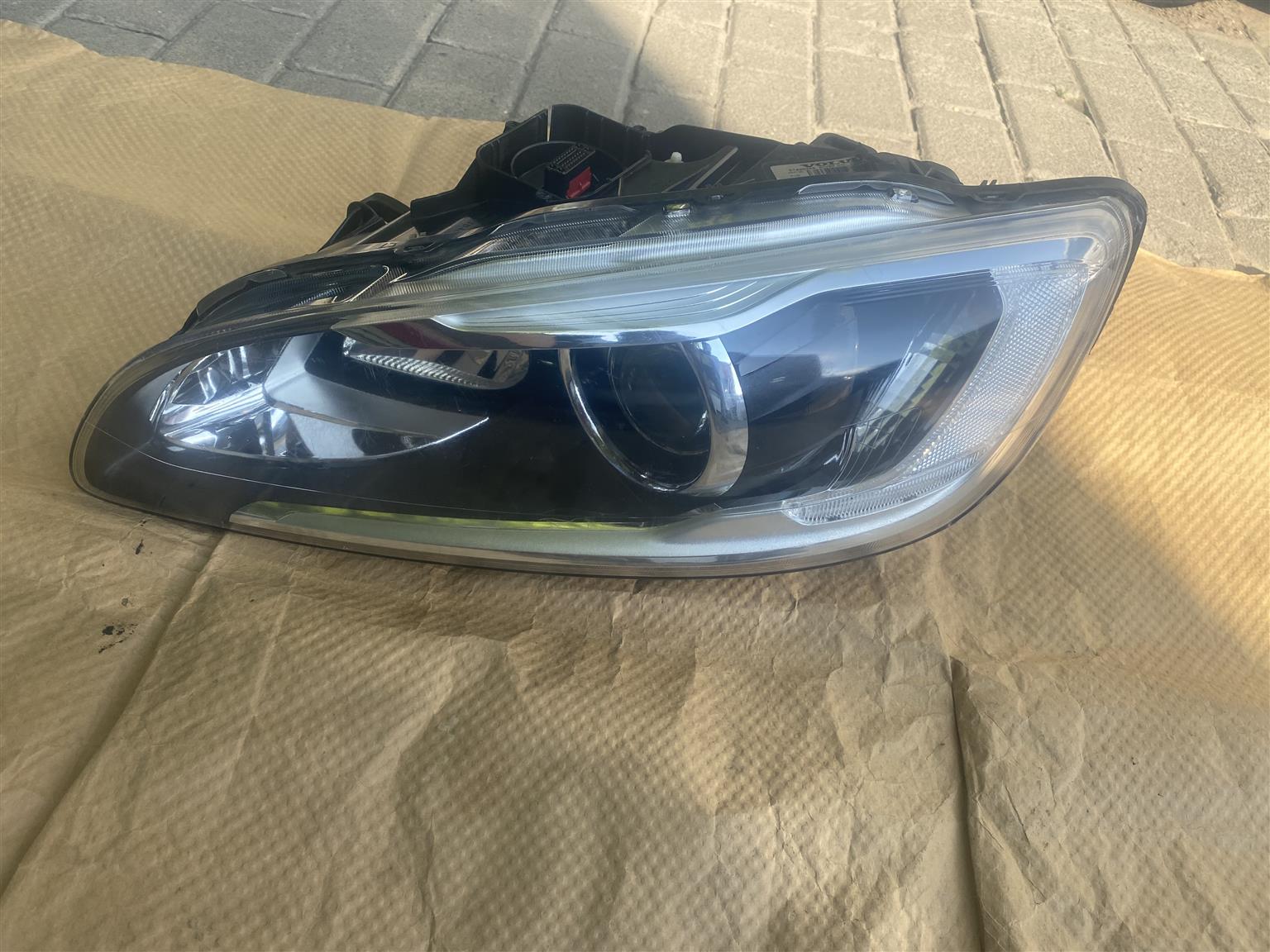 2017 VOLVO S60/V60 XENON HEADLIGHT LEFT SIDE FOR SALE. IN PRISTINE CONDITION - Private Seller 2017 VOLVO S60/V60 XENON HEADLIGHT LEFT SIDE FOR SALE. IN PRISTINE CONDITION - Private Seller