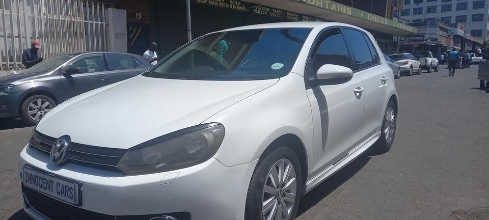 2012 VW GOLF VI 1.6 TDI DIESEL, MANUAL TRANSMISSION, WHITE IN COLOUR,