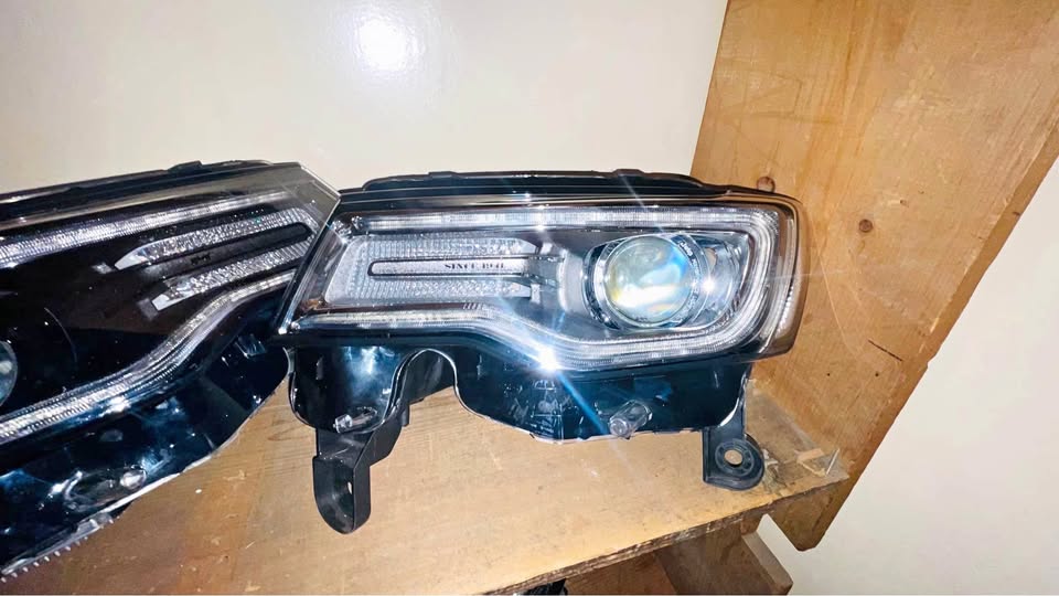JEEP GRAND CHEROKEE XENON HEADLIGHTS 2013/16 - Private Seller JEEP GRAND CHEROKEE XENON HEADLIGHTS 2013/16 - Private Seller