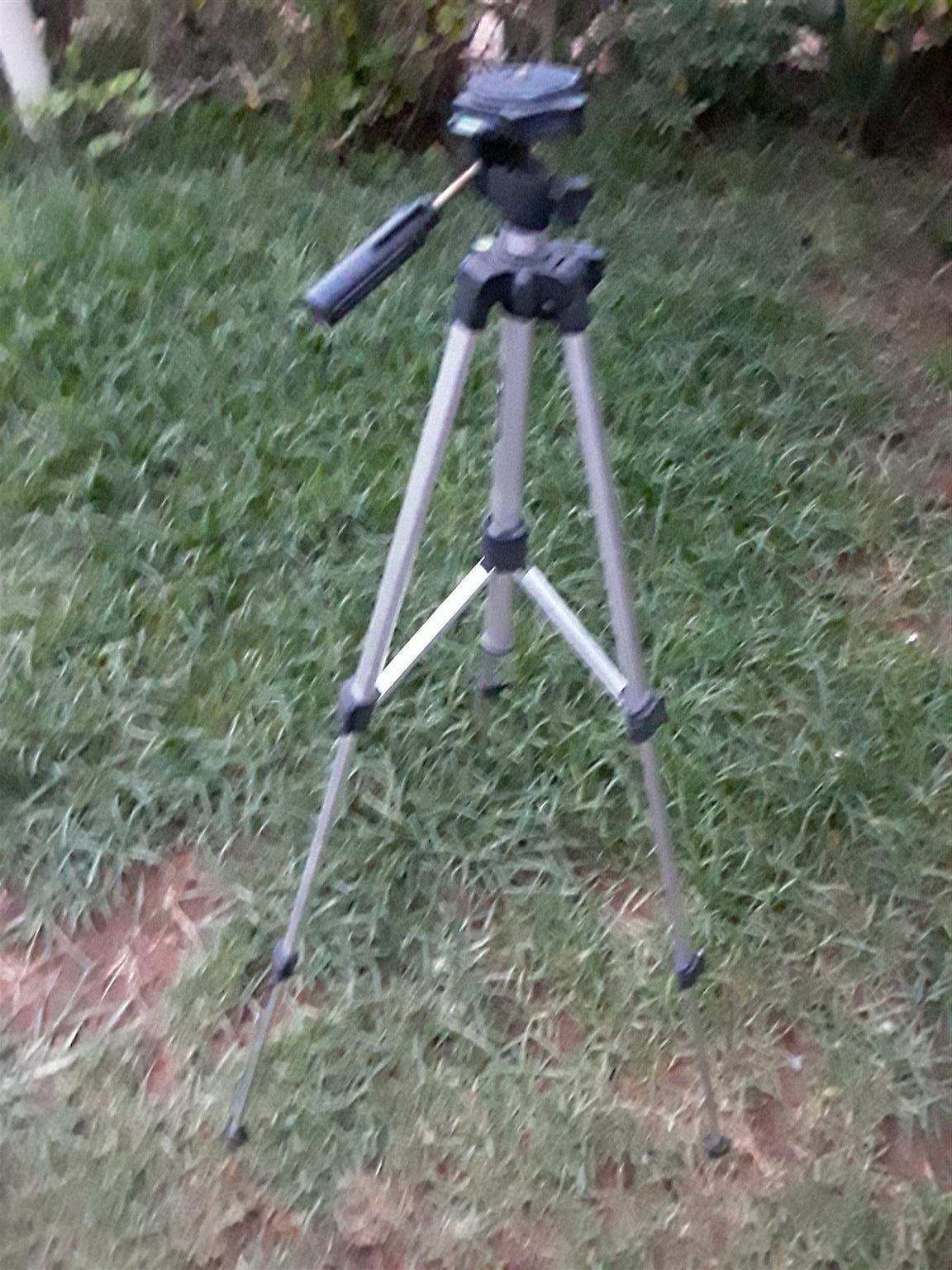 Tripod TriStar. Foldable. As good as new. I am in Orange Grove. Tripod TriStar. Foldable. As good as new. I am in Orange Grove.
