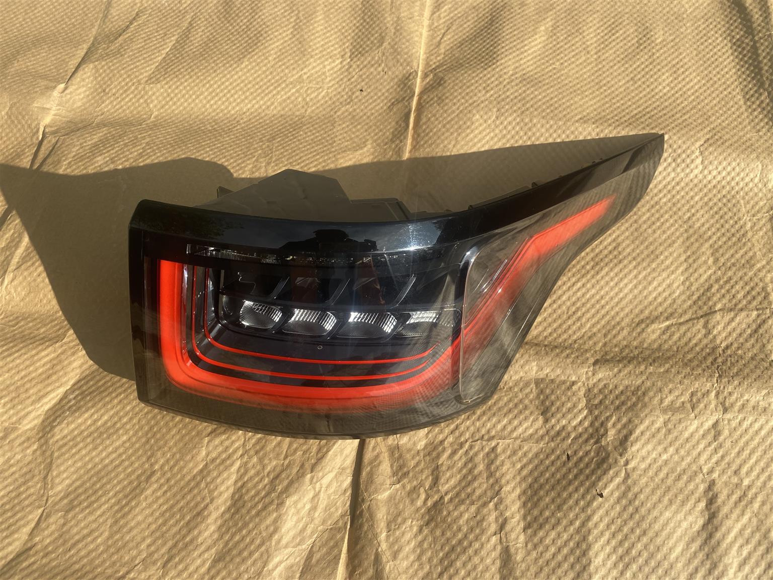 2020 RANGE ROVER SPORT LED TAIL LIGHT RIGHT SIDE FOR SALE. IN PRISTINE CONDITION 2020 RANGE ROVER SPORT LED TAIL LIGHT RIGHT SIDE FOR SALE. IN PRISTINE CONDITION
