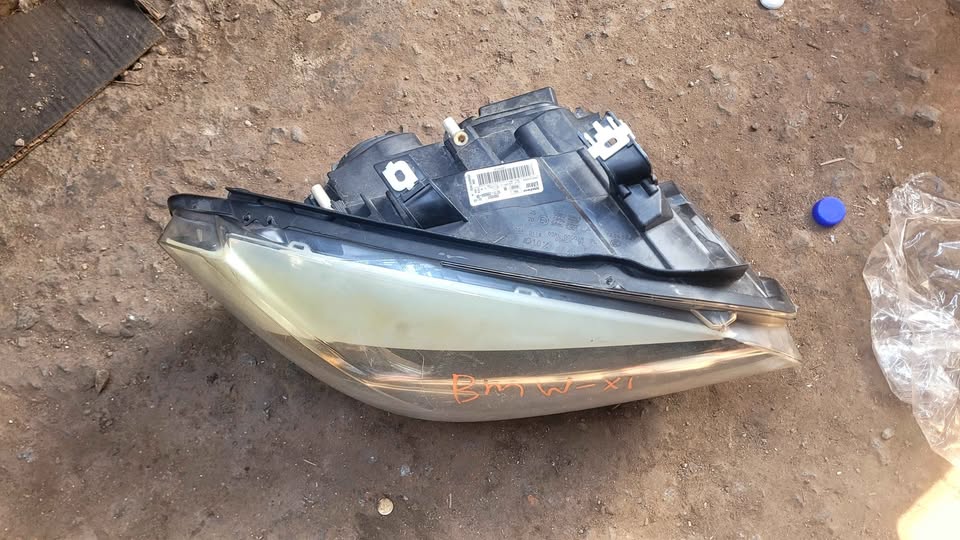 BMW X1 F48 Normal Headlight Normal - Private Seller BMW X1 F48 Normal Headlight Normal - Private Seller