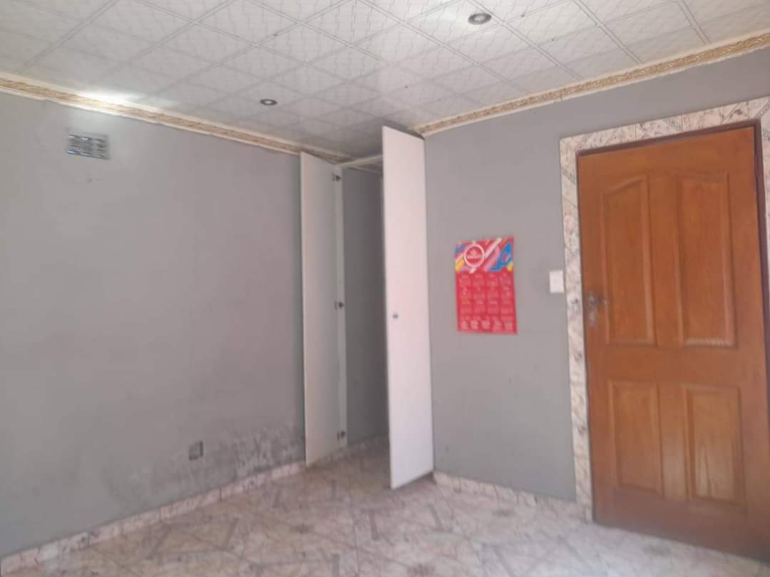 Bachelor to let in price street wychwood germiston Junk Mail