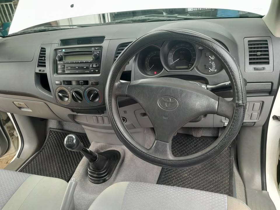 2005 TOYOTA HILUX 2.7 VVTI SINGLE CAB MANUAL WITH CANOPY