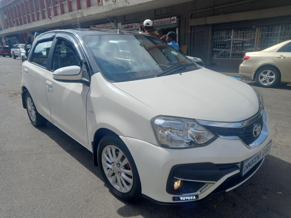 2019 TOYOTA ETIOS 1.5 PETROL, MANUAL TRANSMISSION, WHITE COLOUR, MILEAGE