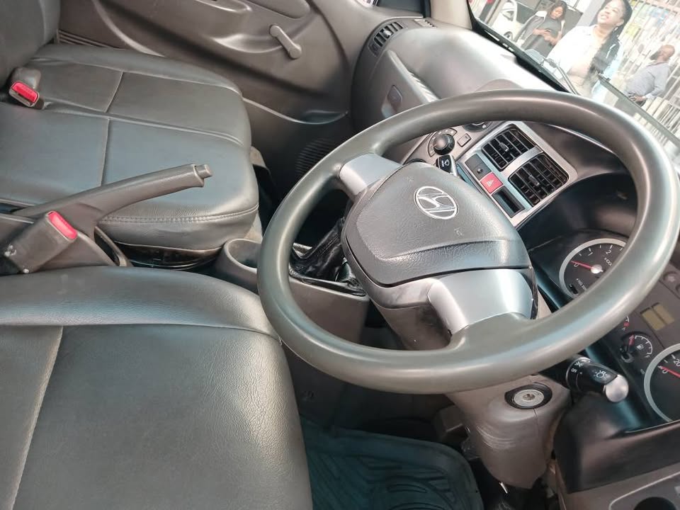 2015 model Hyundai H-100 manual transmission diesel 2.6 engine capacity mileage