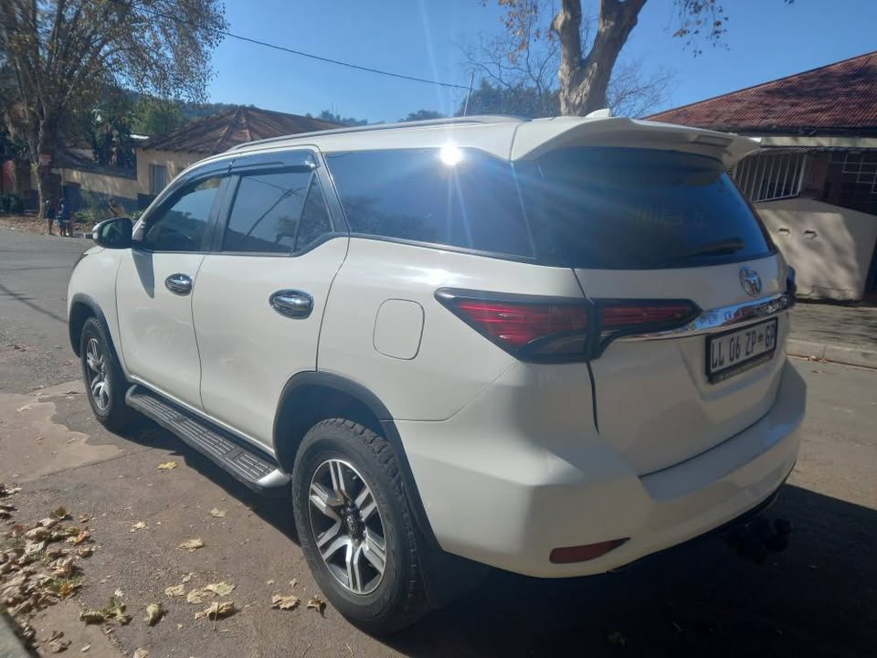 2017 Toyota Fortuner 2.4 GD6 DIESEL, AUTOMATIC, WHITE, 118000kms LEATHER SEATS.