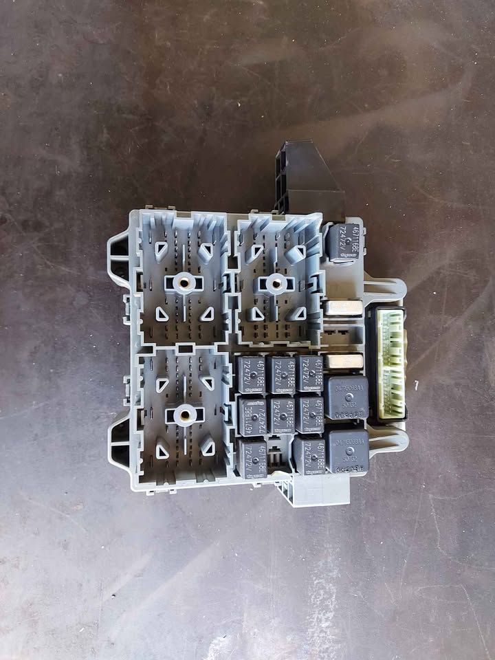 Used Jeep Cherokee 3.7L KJ Fuse Box P/N P05026037AE