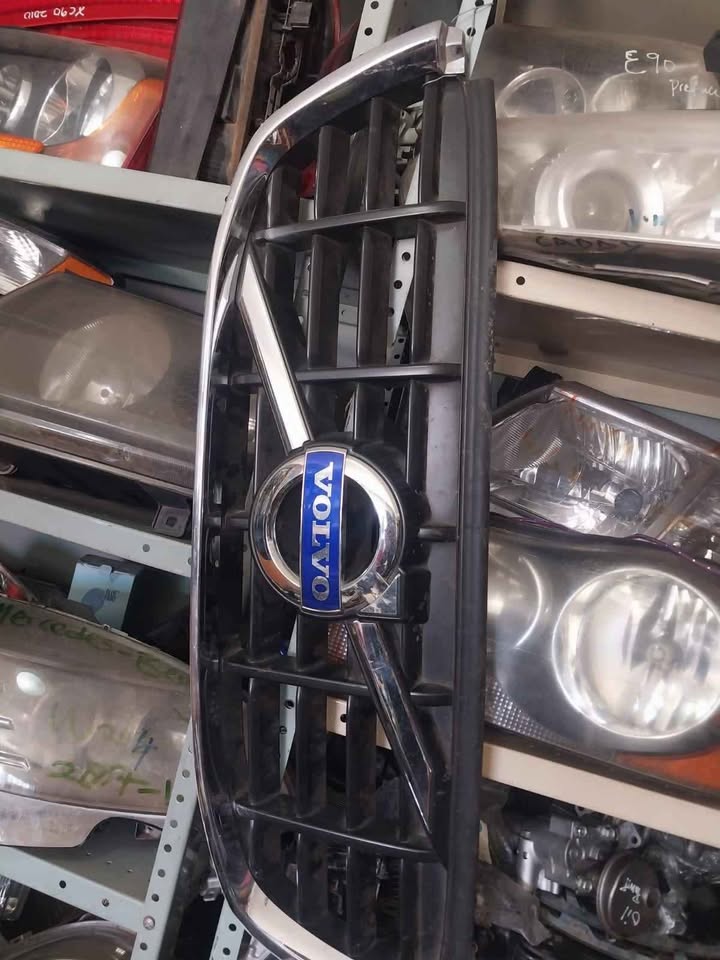 Volvo XC60 2.0T 2012 grill for sale - Private Seller