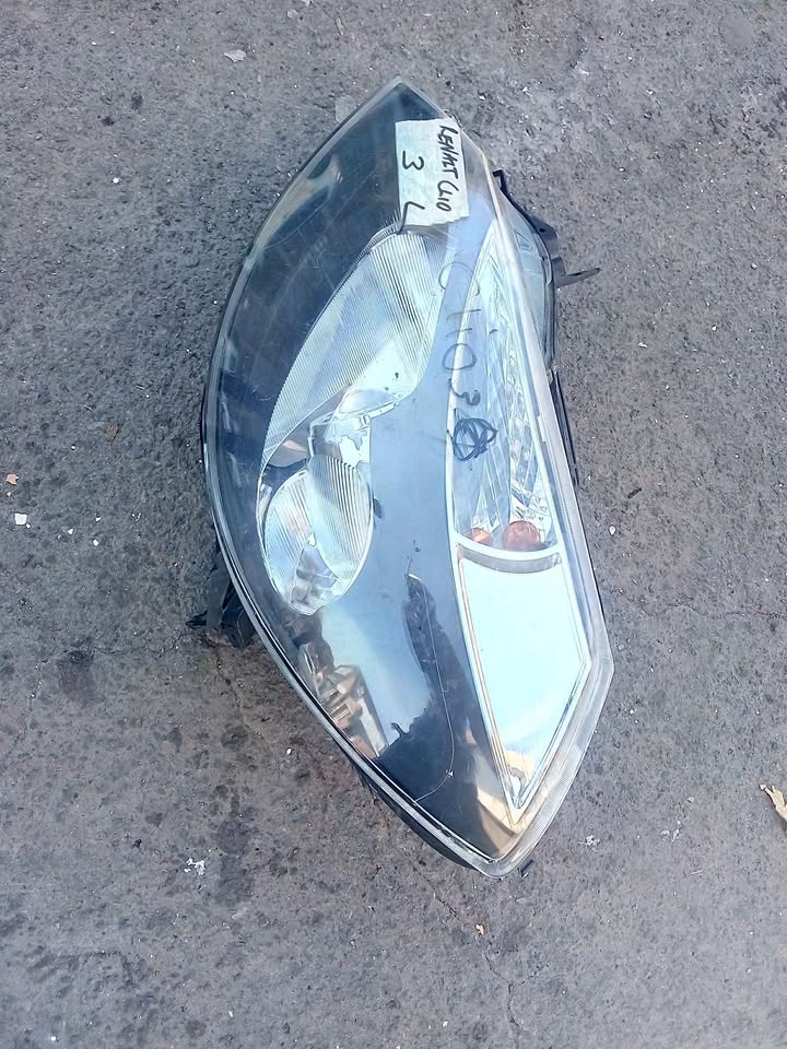 Renault Clio 3 HEADLIGHT - Private Seller Renault Clio 3 HEADLIGHT - Private Seller