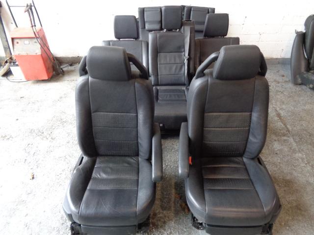 Discovery 3 Cream & Black seats