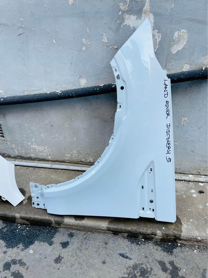Land Rover Discovery 5 fender - Private Seller Land Rover Discovery 5 fender - Private Seller