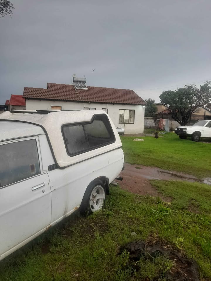 Nissan 1400 canopy - Private Seller