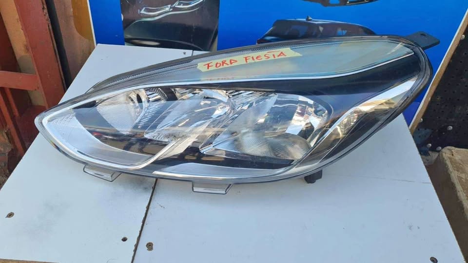 Ford fiesta headlight left side - Private Seller Ford fiesta headlight left side - Private Seller