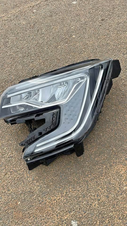 Mahindra XUV700 LH headlamp - Private Seller