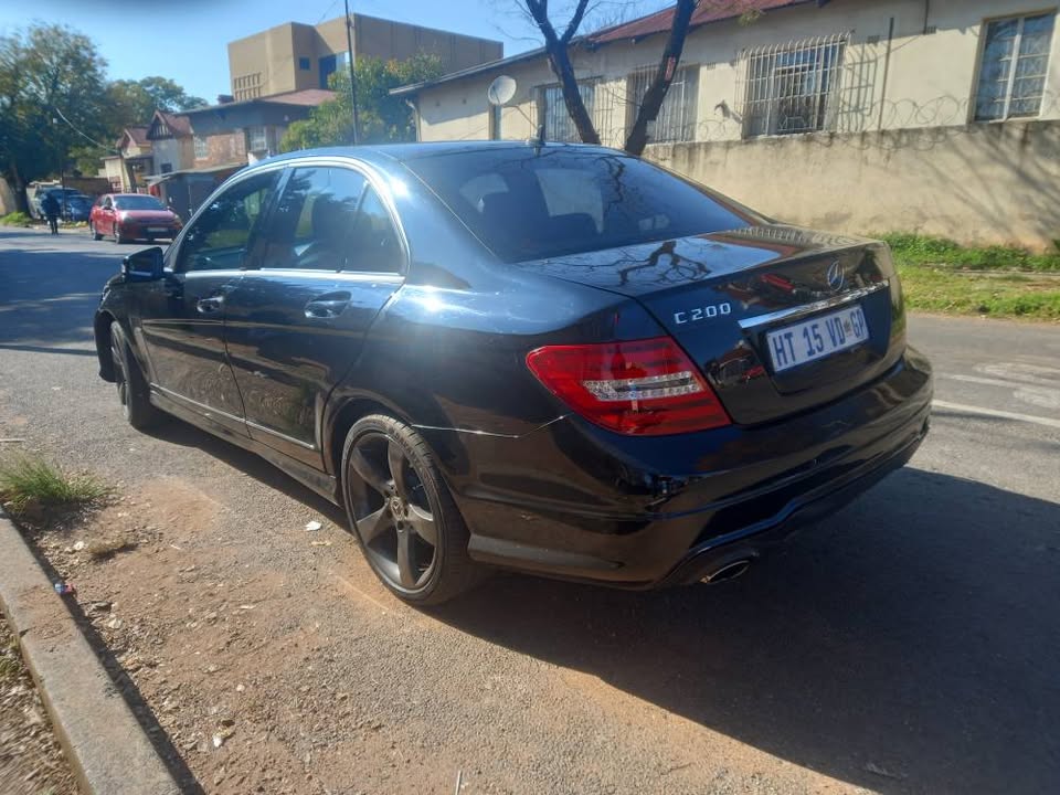 2014 Mercedes Benz C200 Petrol, Automatic, Black, 270000kms. Leather Seats Sunroof.