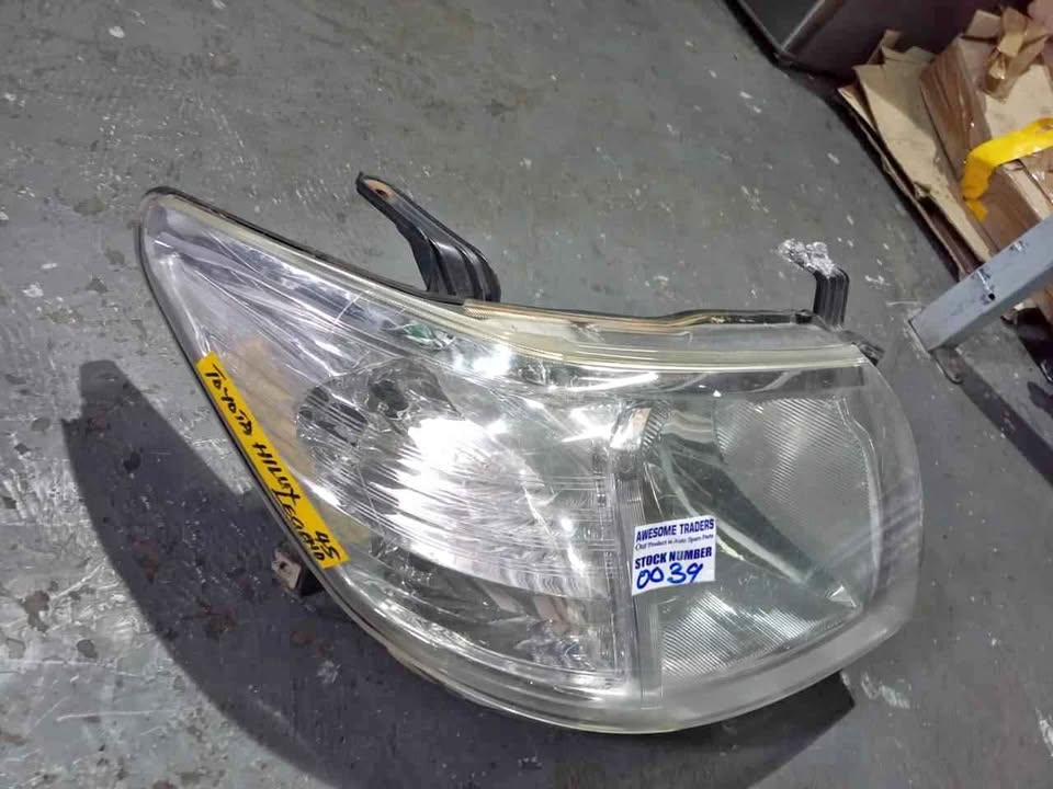 Toyota Hilux Legend 45 Headlight Right-side. - Private Seller Toyota Hilux Legend 45 Headlight Right-side. - Private Seller