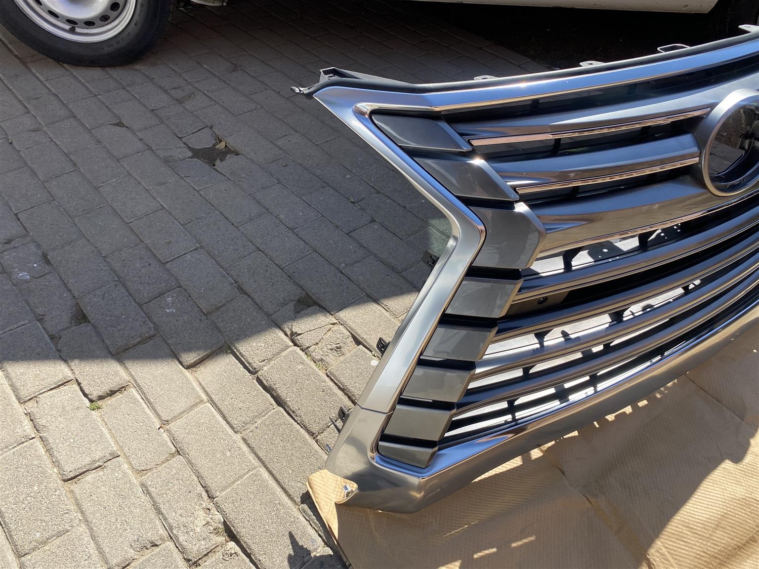 2022 LEXUS LX570 MAIN BUMPER GRILL FOR SALE. IN PRISTINE CONDITION