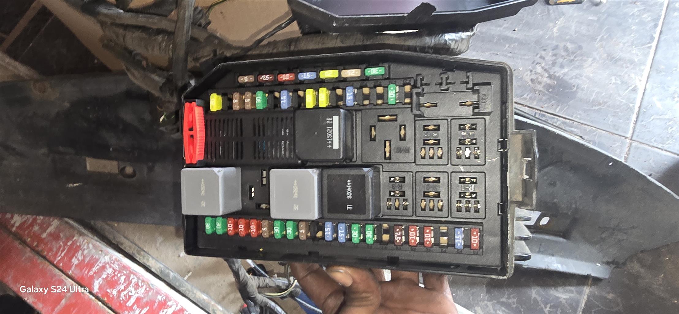 Jaguar Xtype X400 2.1Petrol Main Power Distribution Fuse box - Private Seller