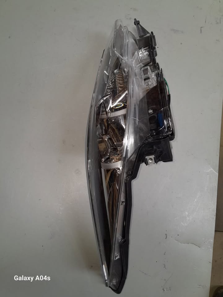 TOYOTA FORTUNER RIGHT FRONT HEADLIGHT FOR SALE - Private Seller TOYOTA FORTUNER RIGHT FRONT HEADLIGHT FOR SALE - Private Seller