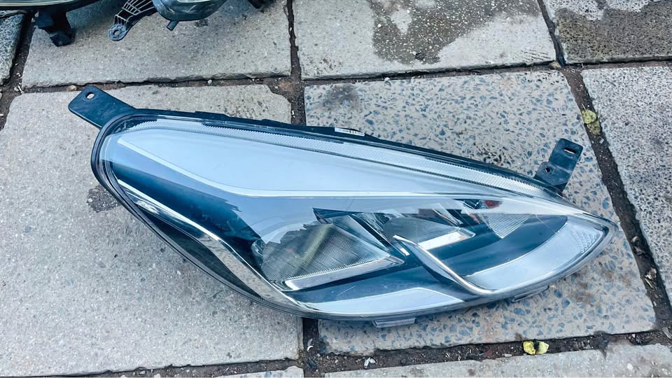 Ford Fiesta headlight 2017 - Private Seller Ford Fiesta headlight 2017 - Private Seller