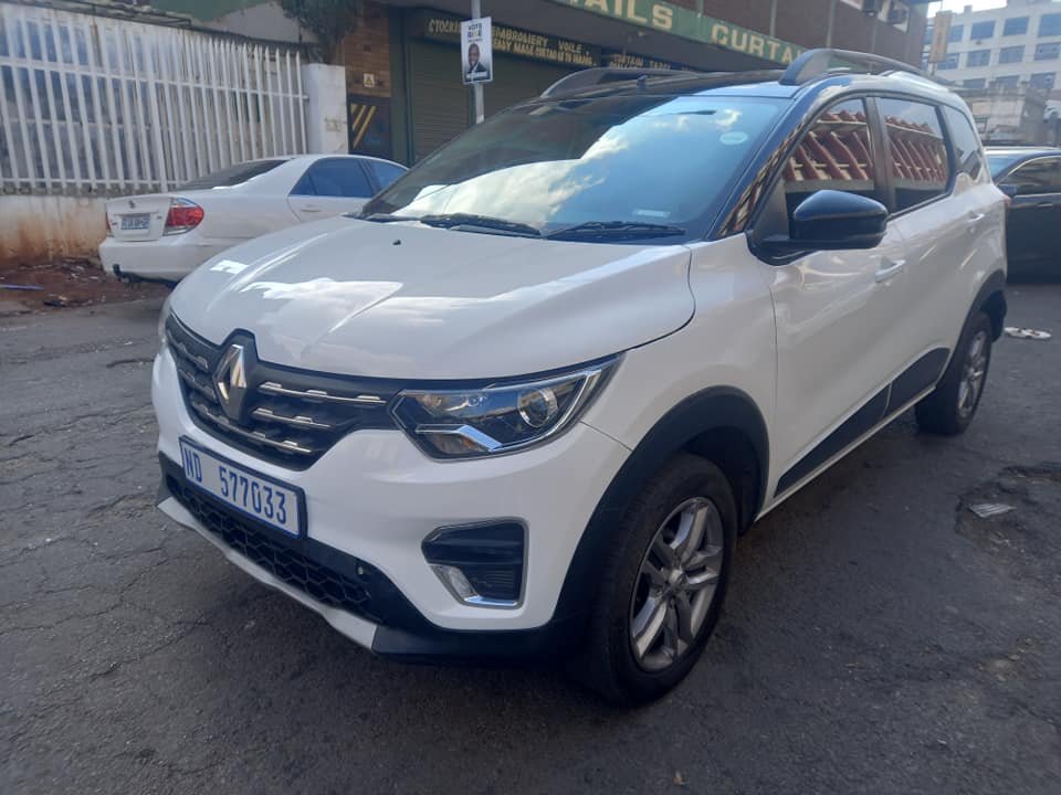 2022 RENAULT TRIBER 1.0 PETROL, AUTOMATIC TRANSMISSION, WHITE COLOUR, MILEAGE 24000KM