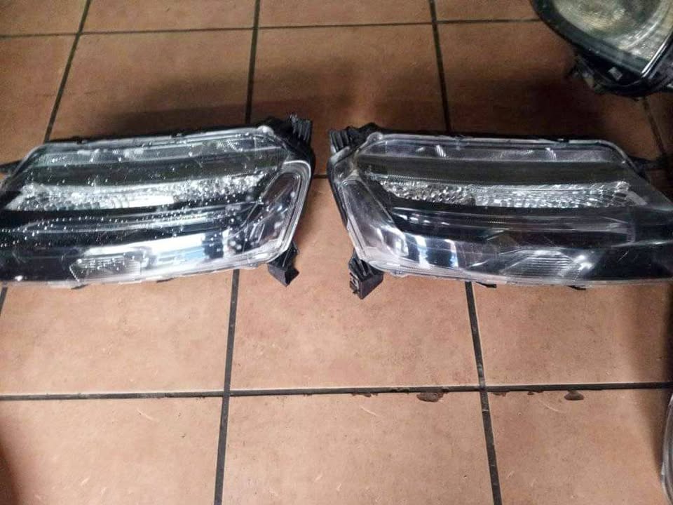 Renault Kwid upper headlight both sides - Private Seller Renault Kwid upper headlight both sides - Private Seller