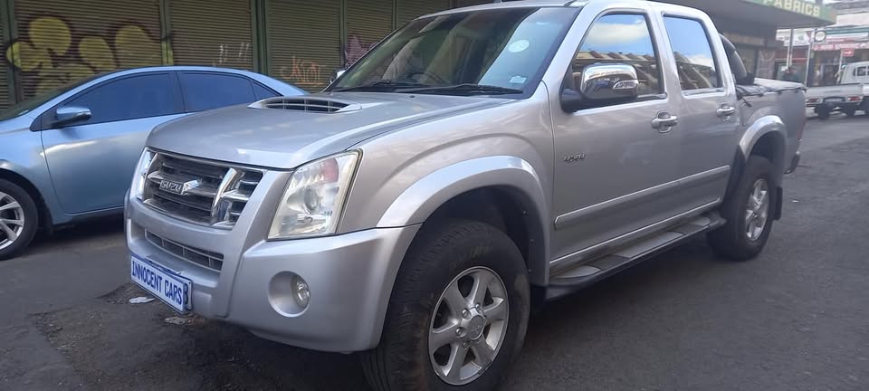 USED 2010 ISUZU KB300 DIESEL, 4X4 DOUBLE CAB, SILVER COLOUR, MILEAGE 150000KM,