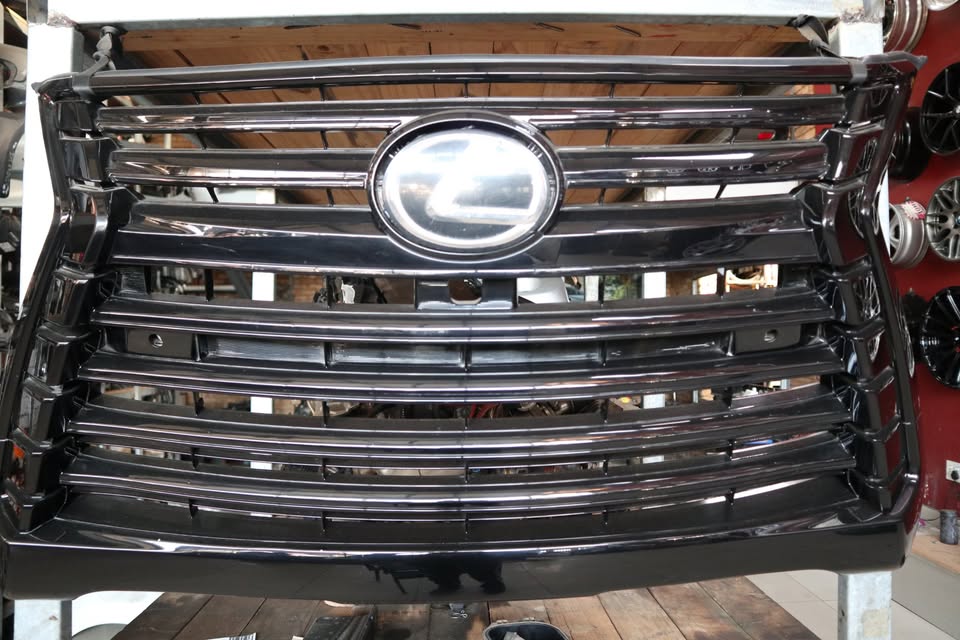 LEXUS LX570 FRONT GRILL NEW AVAILABLE - Private Seller LEXUS LX570 FRONT GRILL NEW AVAILABLE - Private Seller
