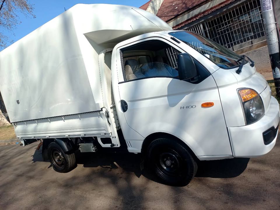 2017 HYUNDAI H100 BAKKIE 2.6 DIESEL IN EXCELLENT CONDITION WITH CANOPY IN EXCELLENT CONDITION