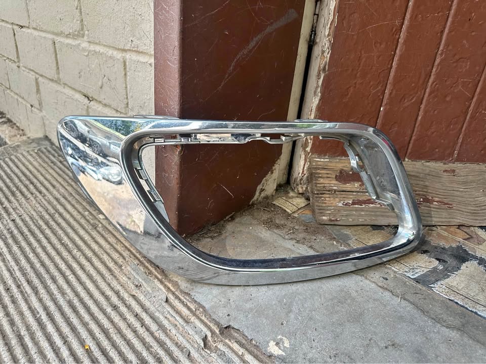 Renault fluence left side fog light cover chrome - Private Seller Renault fluence left side fog light cover chrome - Private Seller