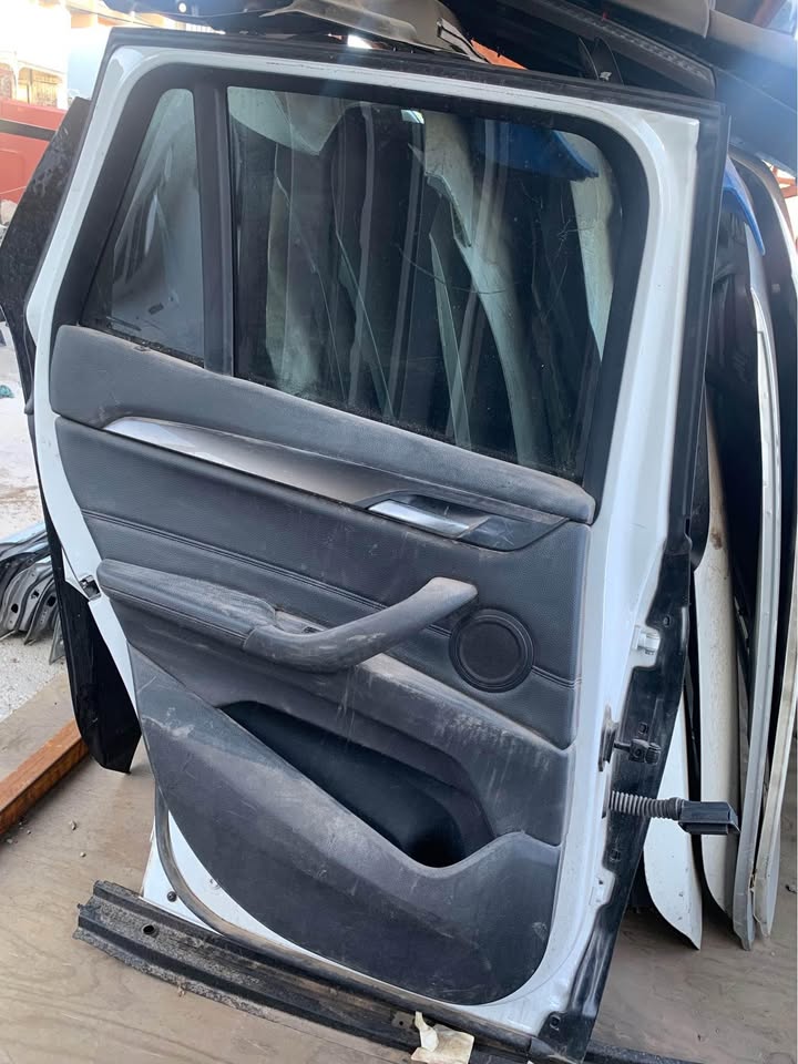 BMW X1 F48 rear left door complete - Private Seller