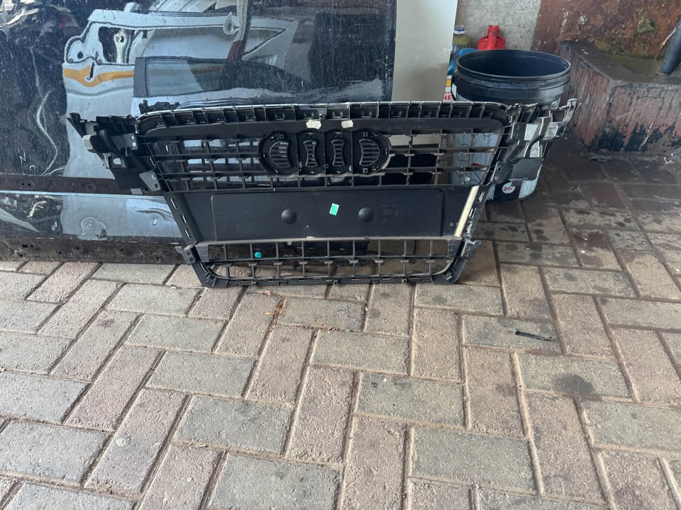 Audi A4 Main Front Bumper Grill - Private Seller Audi A4 Main Front Bumper Grill - Private Seller