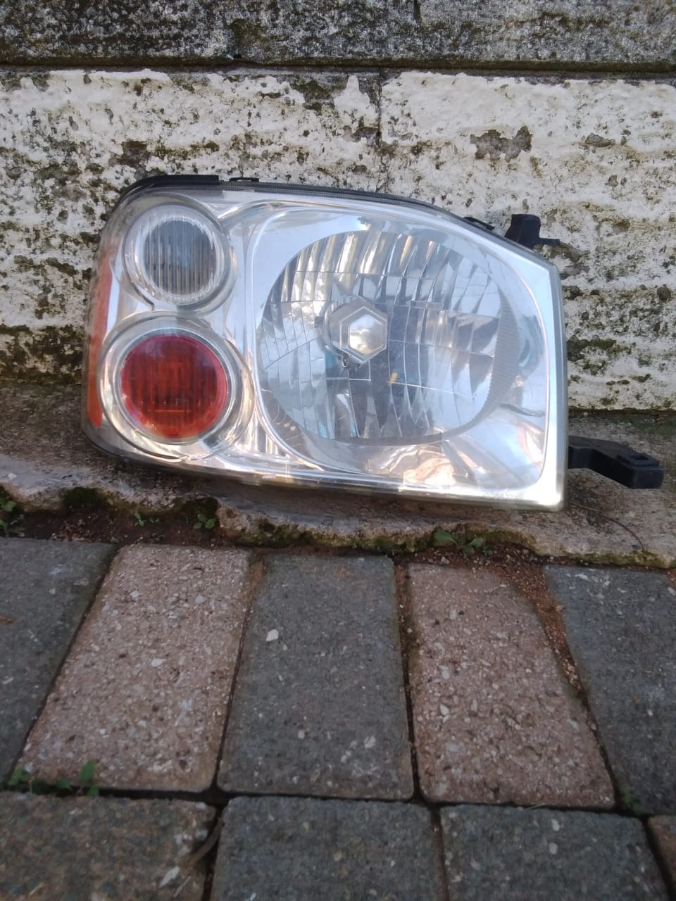 nissan np300 Right side headlight - Private Seller