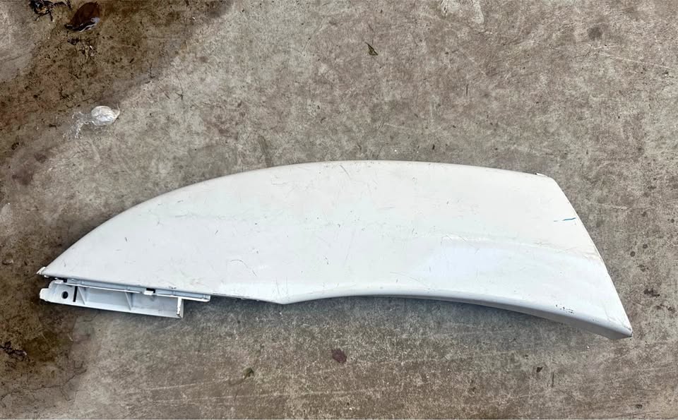 Toyota Hilux right wheel arch piece - Private Seller Toyota Hilux right wheel arch piece - Private Seller